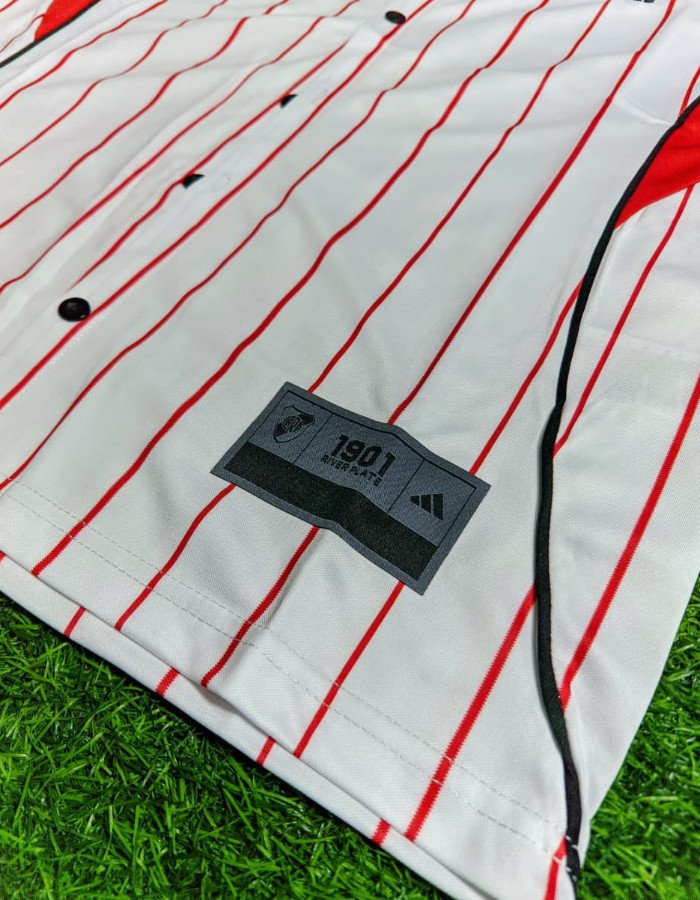 Foto 3 — CAMISA RIVER PLATE US PACK 2025/26 - EDIÇÃO BASEBALL