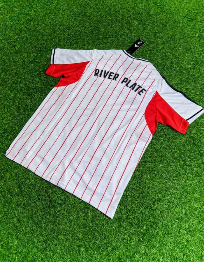 Foto 2 — CAMISA RIVER PLATE US PACK 2025/26 - EDIÇÃO BASEBALL